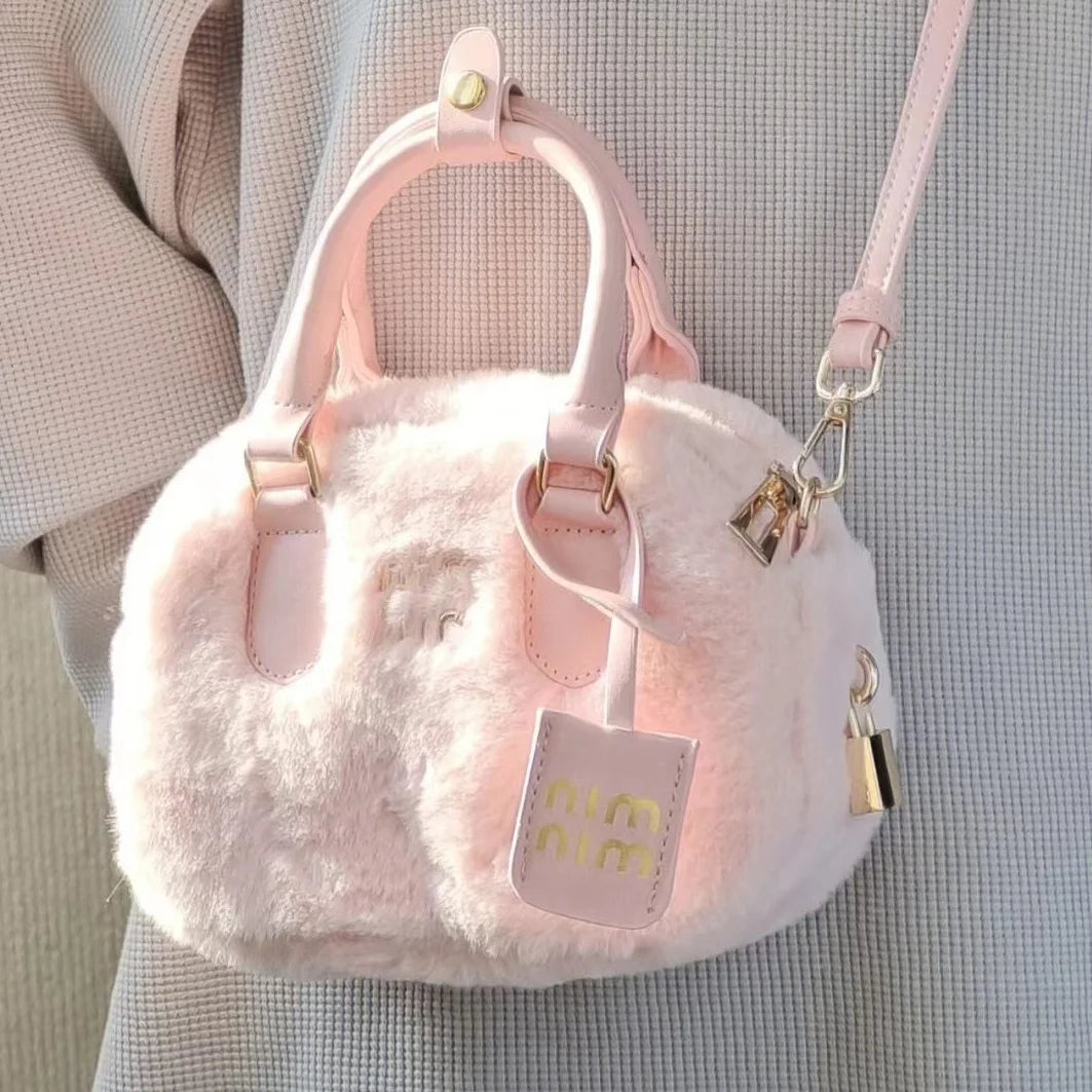 Sac à main tendance en peluche rose