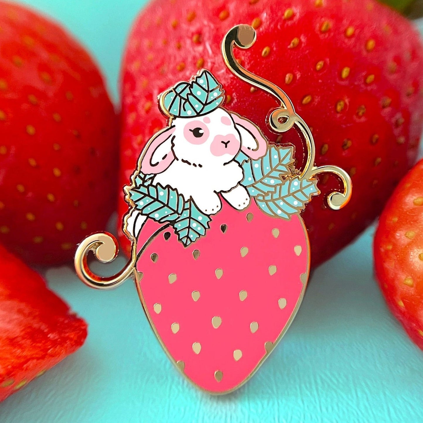 Broche en émail Lapin Fraise