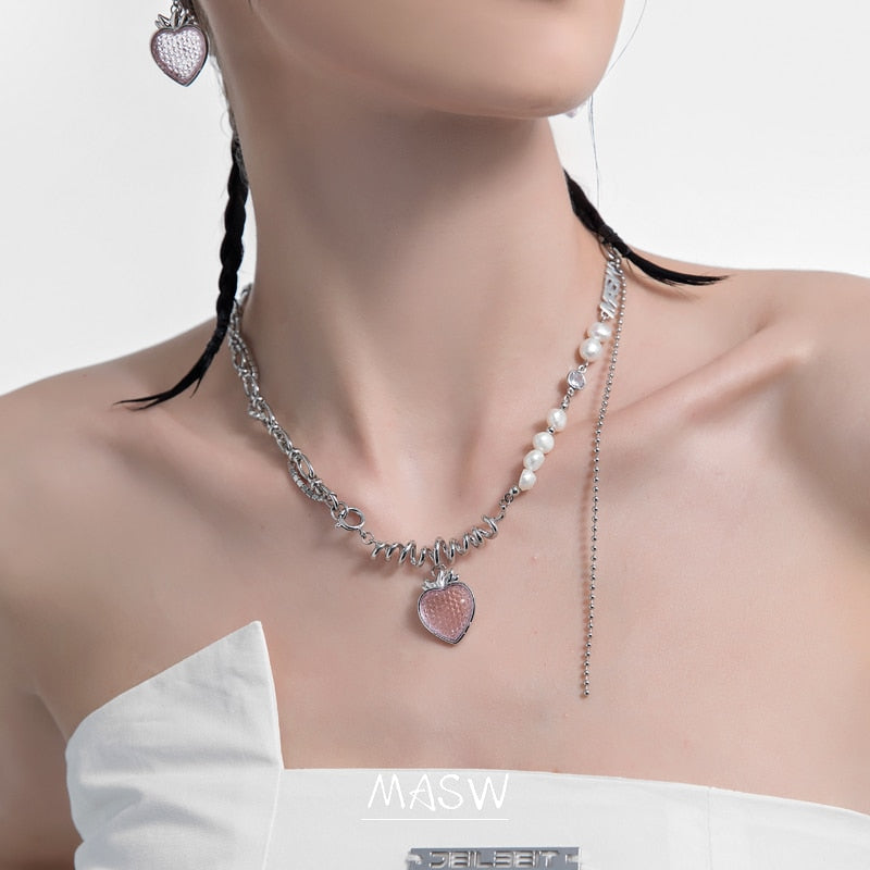 Collar con colgante de fresa