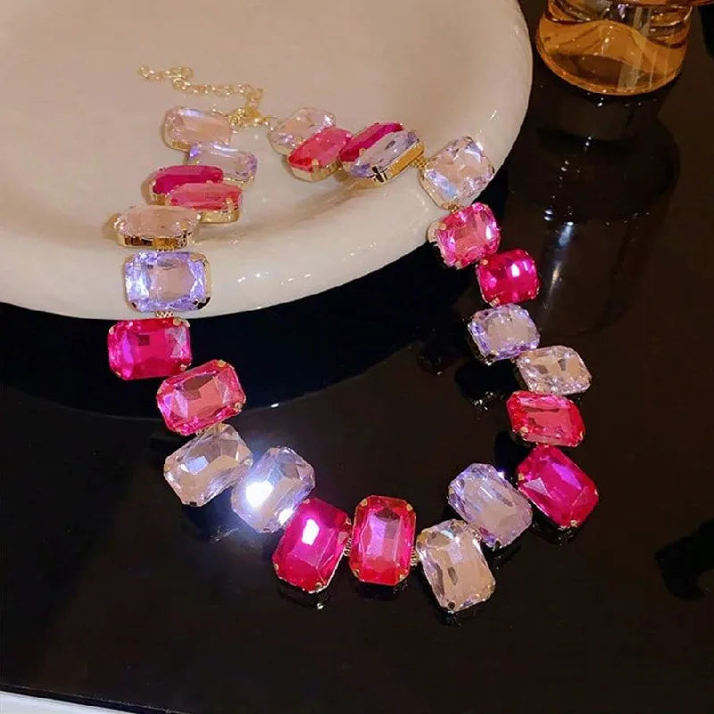 Gargantilla grande con joyas de cristal rosa