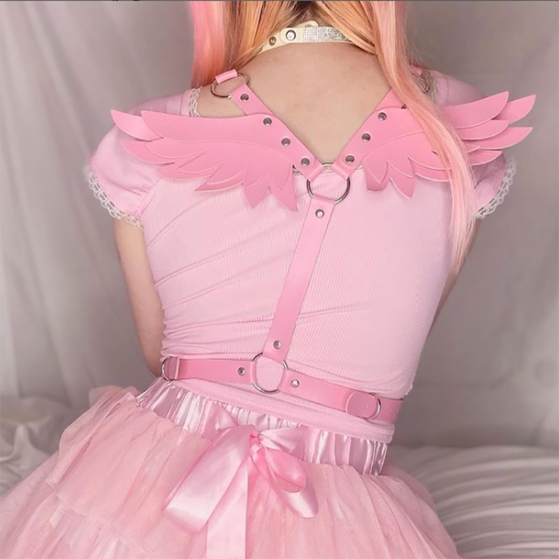 Arnés de cuero con alas de ángel