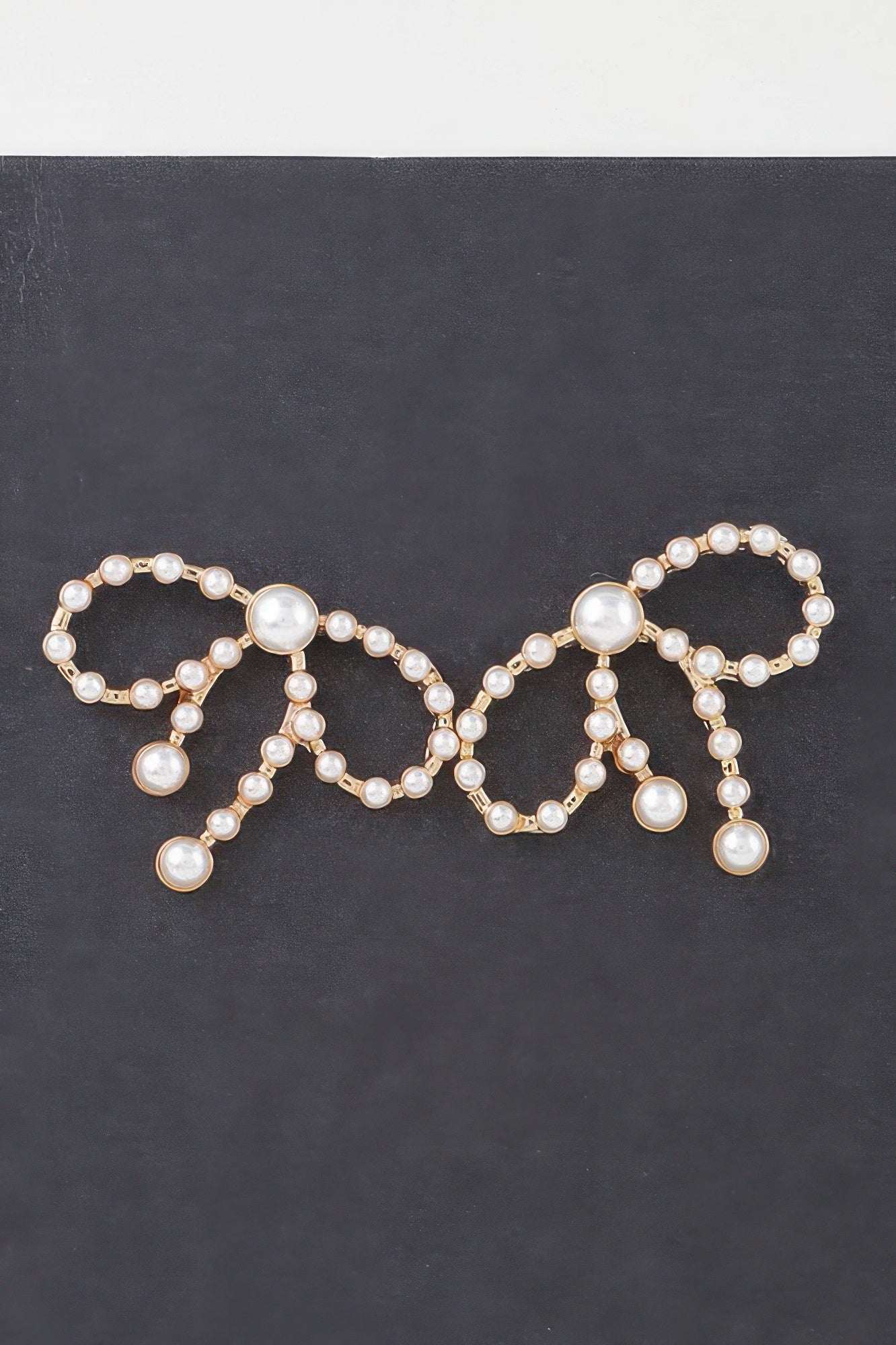 Boucles d'oreilles clous ruban perlées