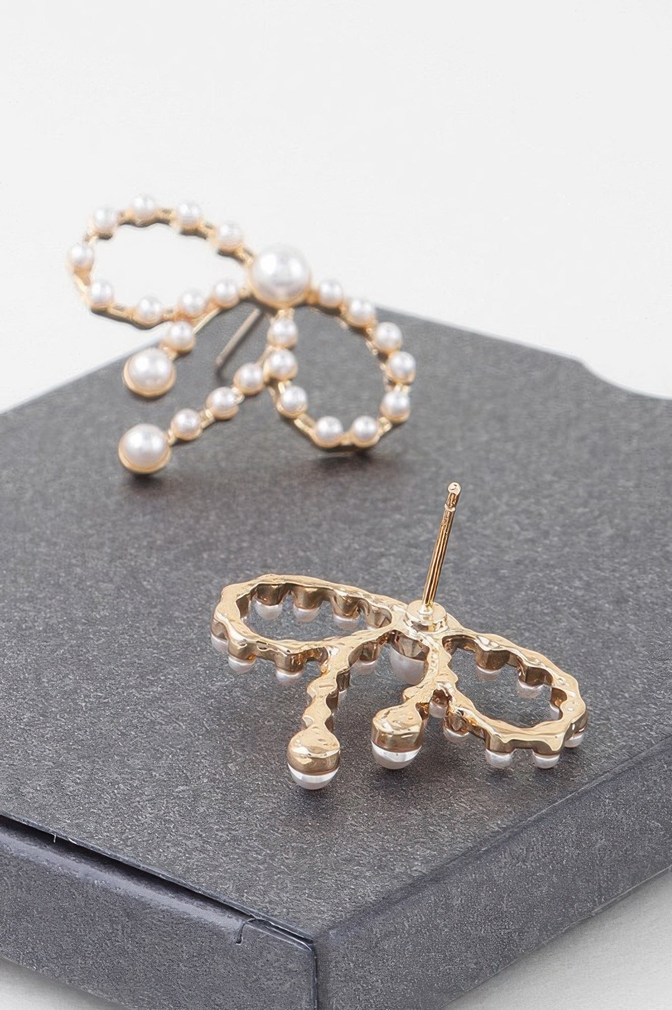 Boucles d'oreilles clous ruban perlées