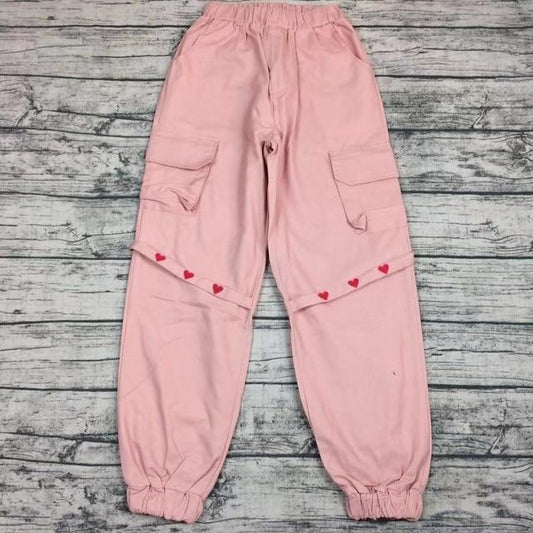 Pantalones cargo con corazón bordado